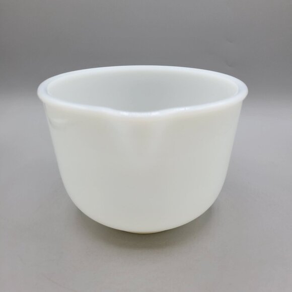 1950s Glasbake Sunbeam Milk Glass Mixing Bowl #10 Spout White Vintage Bakeware - Picture 2 of 7